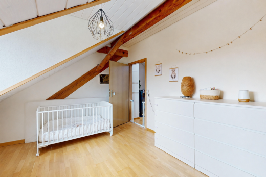 zimmer / schlafzimmer mit holzfußboden, wood finish floor, inside property, dachschräge, und vaulted ceiling
