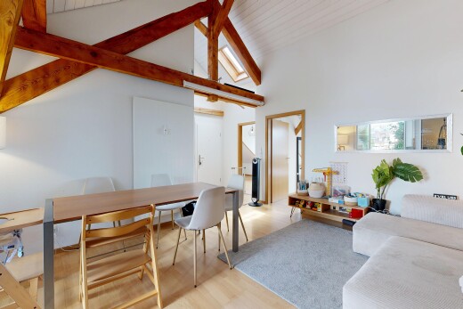 wohn- / esszimmer mit holzfußboden, wood finish floor, inside property, gipskartonwand, und drywall