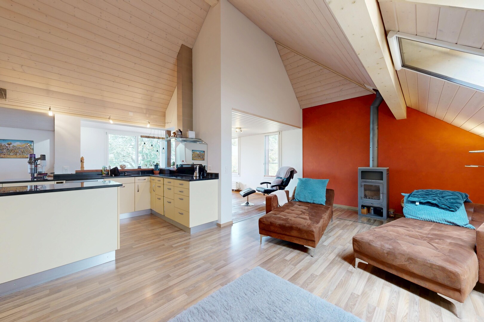 wohnzimmer mit holzofen, holzfußboden, wood finish floor, natürliches licht, und natural light