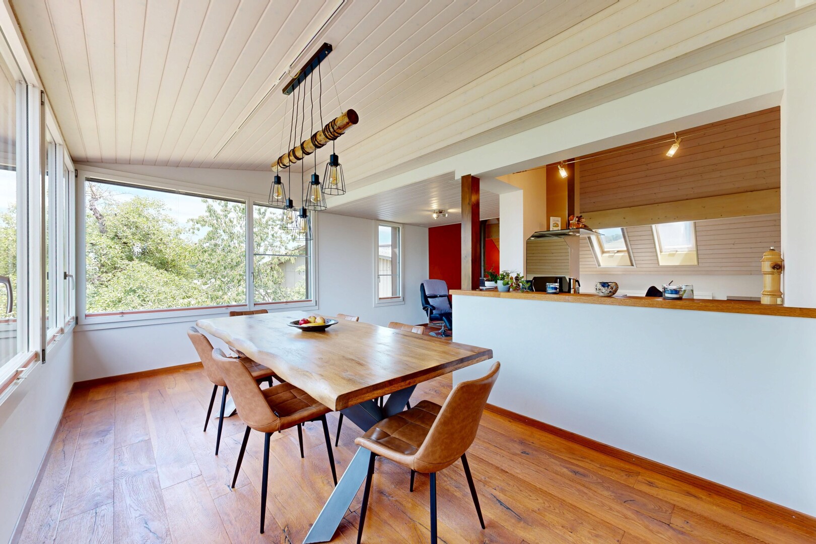 esszimmer mit inside property, holzfußboden, wood finish floor, holzdecke, und wood ceiling