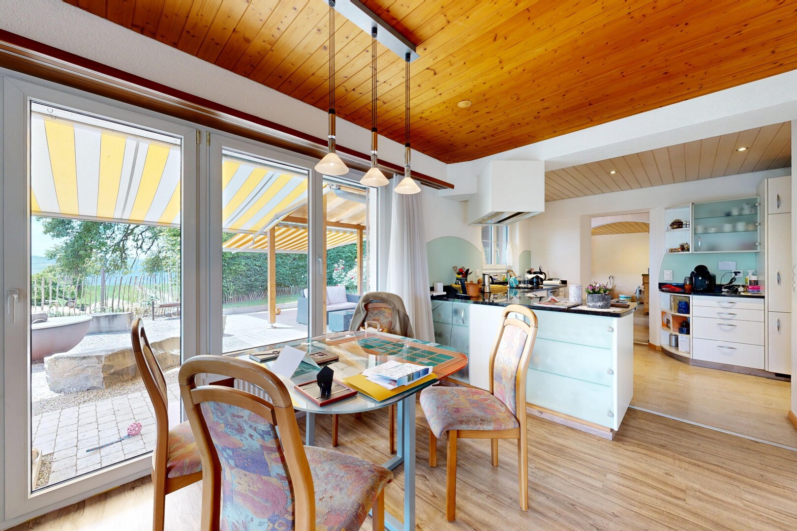 esszimmer mit holzdecke, wood ceiling, holzfußboden, wood finish floor, und inside property