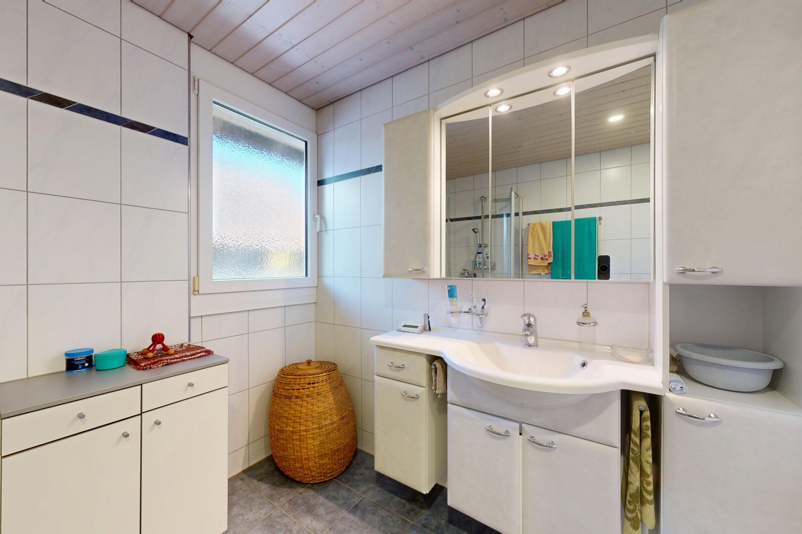 bad mit fliesenwand, tile wall, natürliches licht, natural light, und komplettes badezimmer