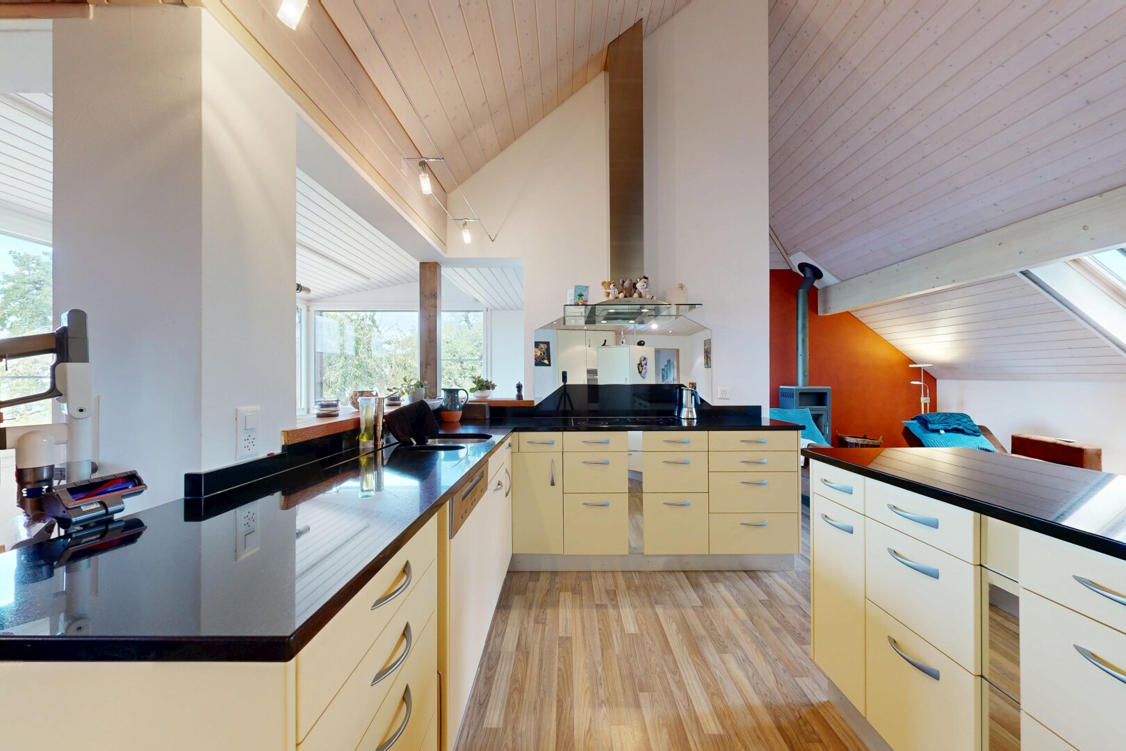küche mit dark countertops, arbeitsplatten, holzdecke, wood ceiling, und holzfußboden