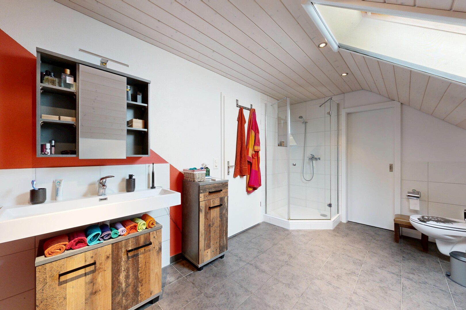 bad mit dusche, komplettes badezimmer, dachschräge, vaulted ceiling, und holzdecke