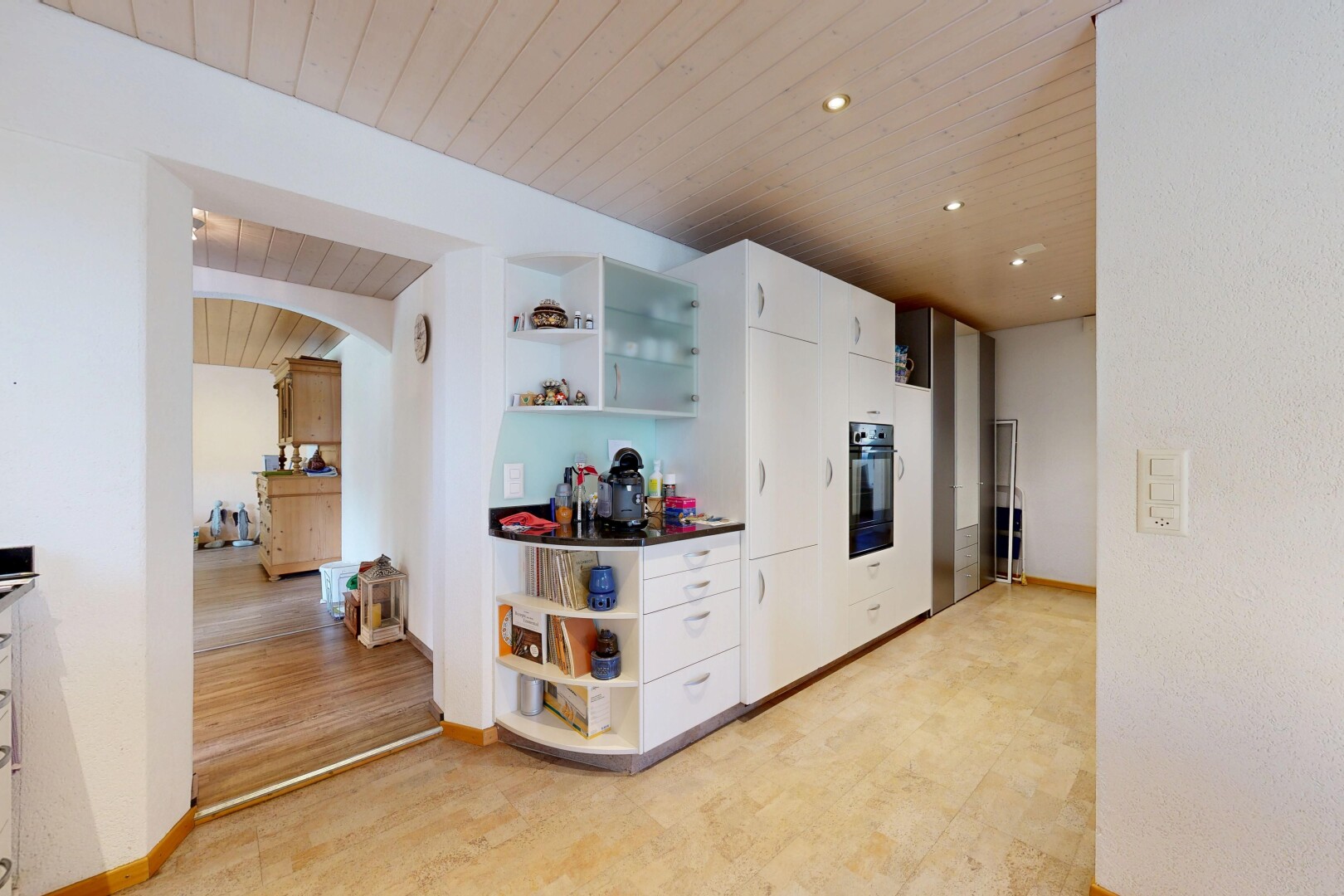 küche mit offene regale, open shelves, holzdecke, wood ceiling, und light floor