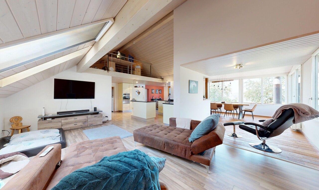 wohn- / esszimmer mit balkendecke, beamed ceiling, holzdecke, wood ceiling, und inside property