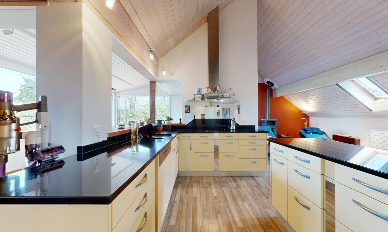 küche mit dark countertops, arbeitsplatten, holzdecke, wood ceiling, und holzfußboden