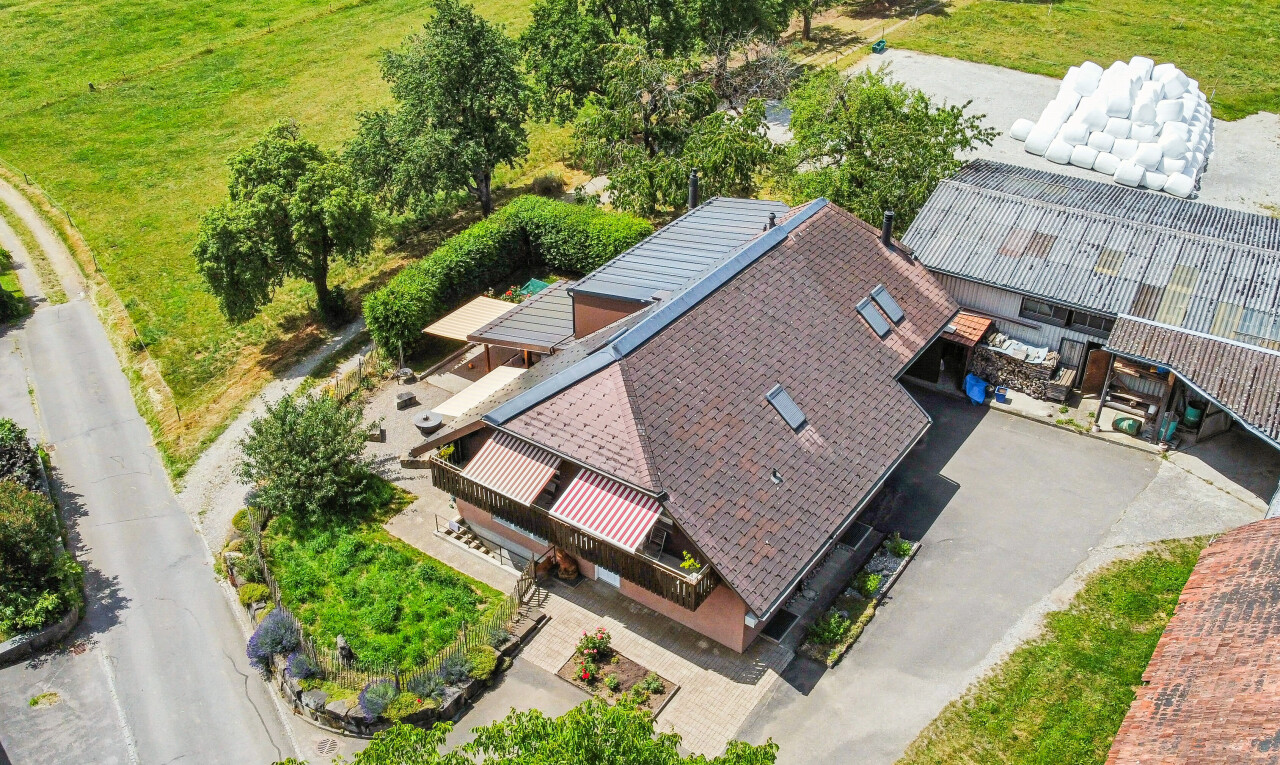 außenansicht mit property visible und schindeldach