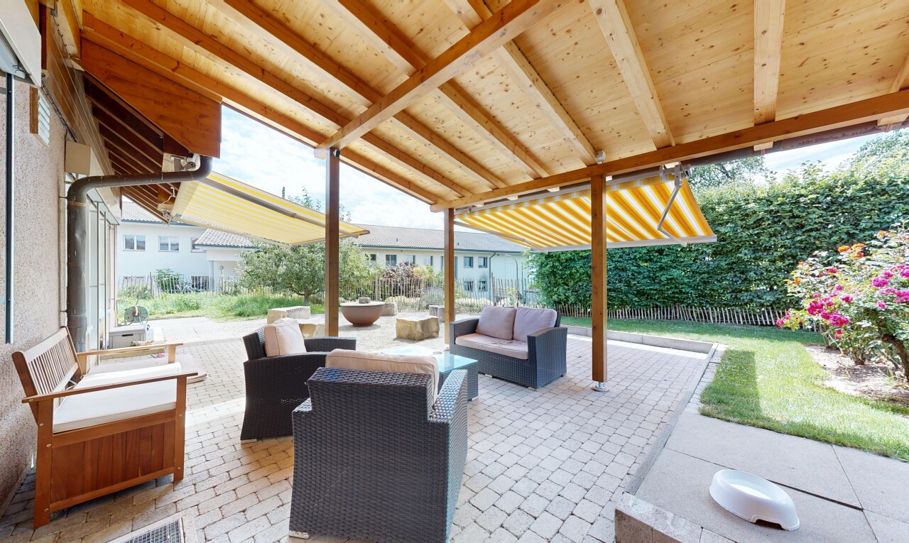 terrasse mit terrasse und wohnraum im freien
