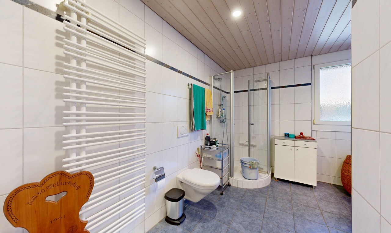 bad mit kühler, dusche, fliesenwand, tile wall, und komplettes badezimmer