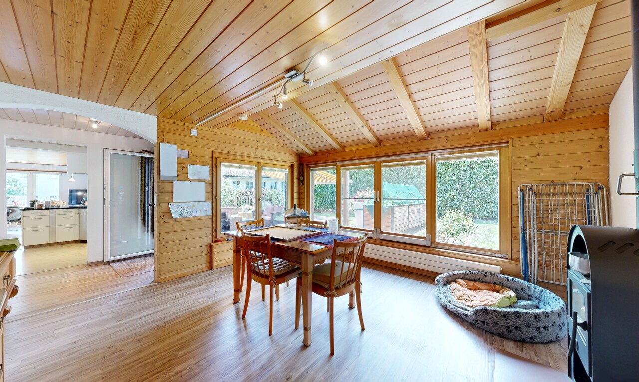 esszimmer mit holzwand, wood wall, dachschräge, vaulted ceiling, und holzdecke
