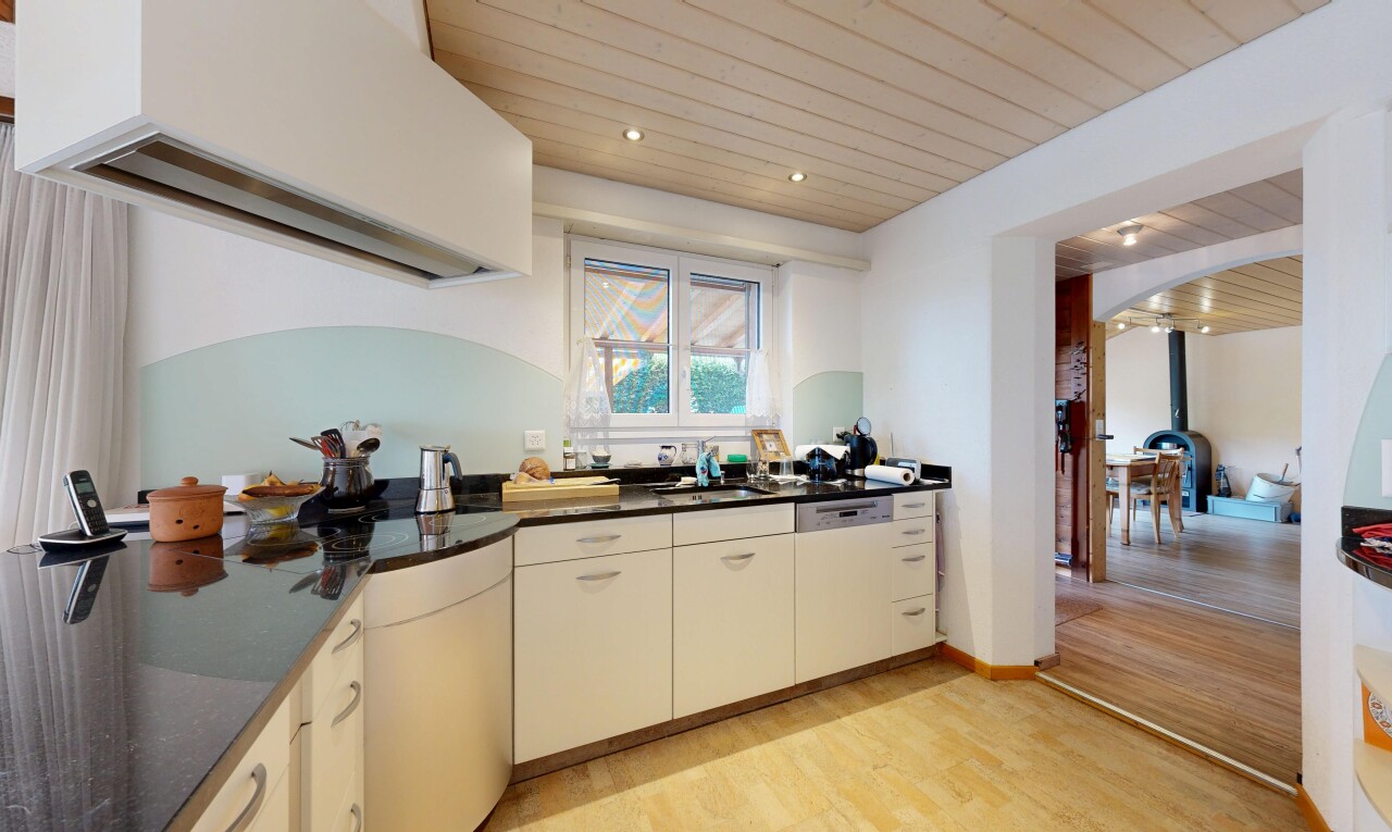 küche mit holzdecke, wood ceiling, dark countertops, holzfußboden, und wood finish floor