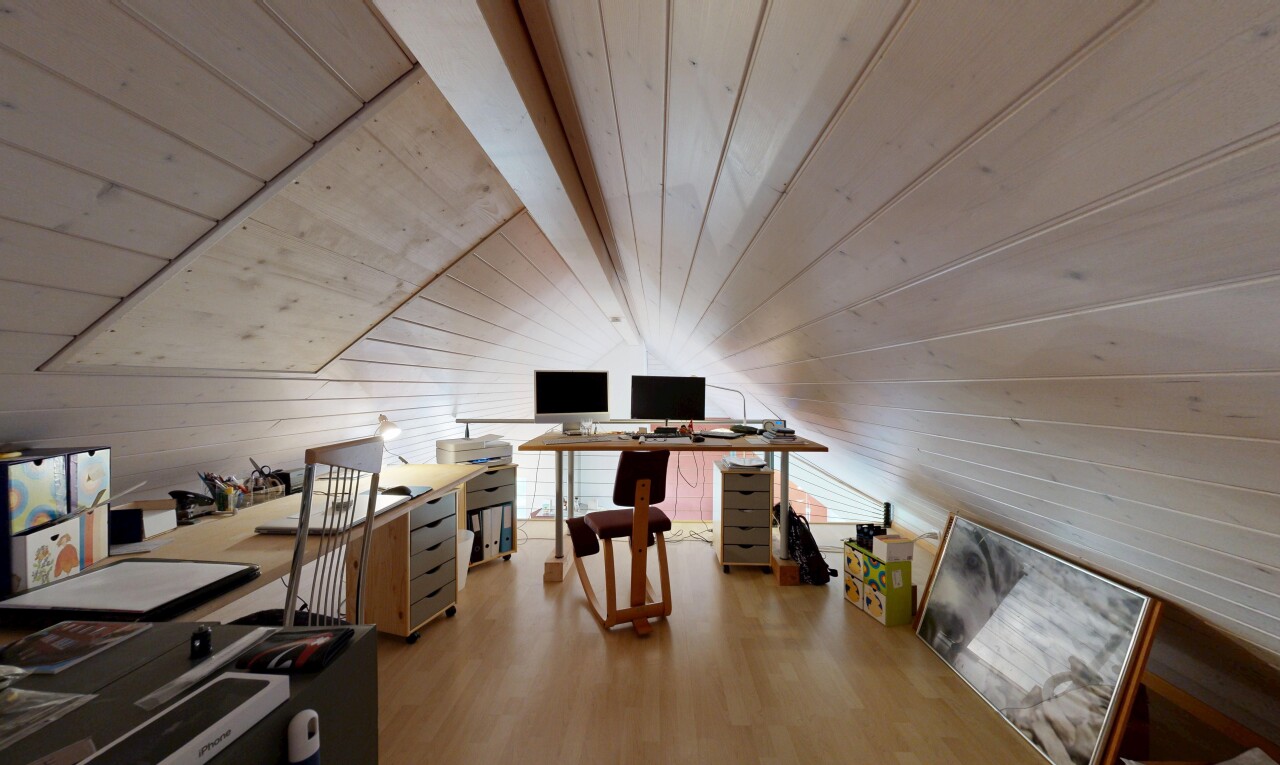 büro mit zusätzliches zimmer, holzdecke, wood ceiling, bürobereich, und holzfußboden