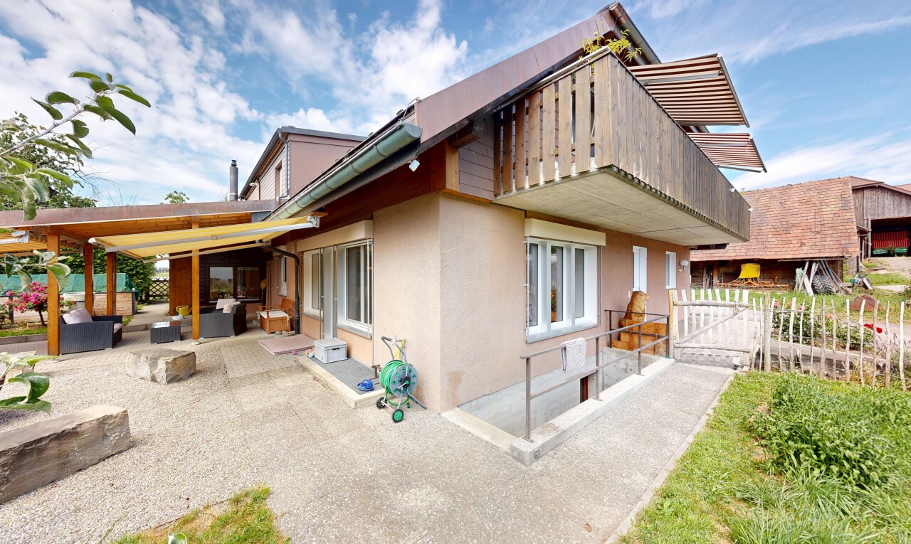 außenansicht mit stuckverkleidung, from property, day time, wohnraum im freien, und tor