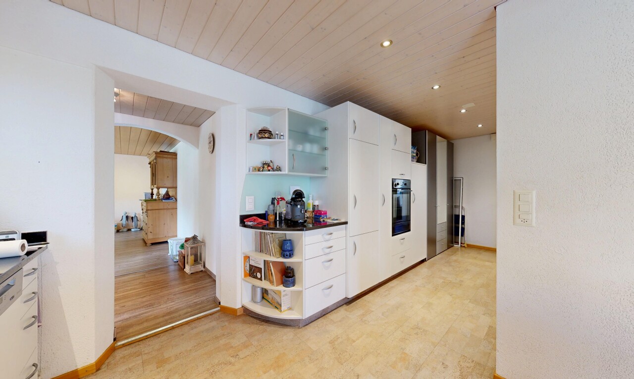 küche mit offene regale, open shelves, holzdecke, wood ceiling, und light floor