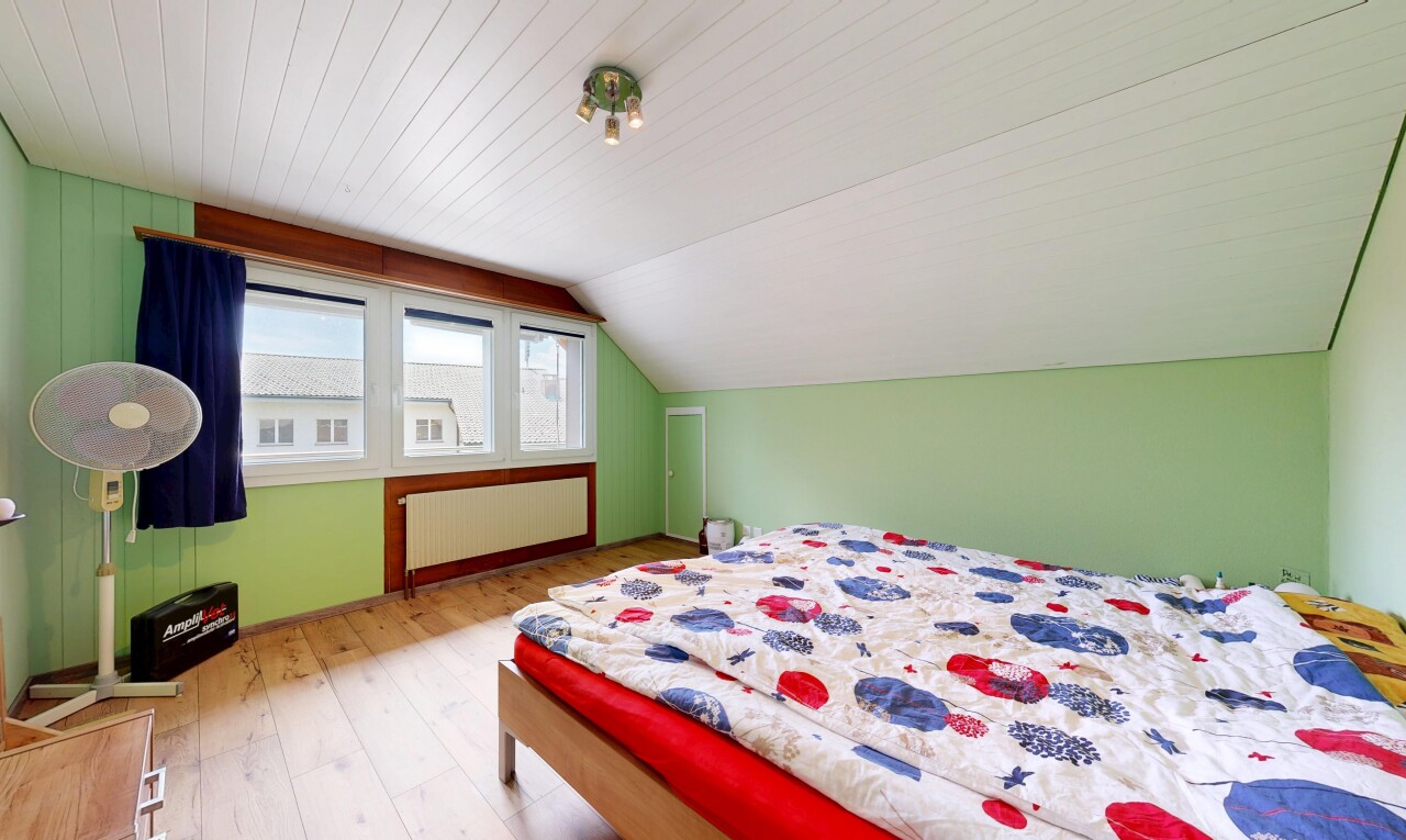 zimmer / schlafzimmer mit natürliches licht, natural light, kühler, holzfußboden, und wood finish floor