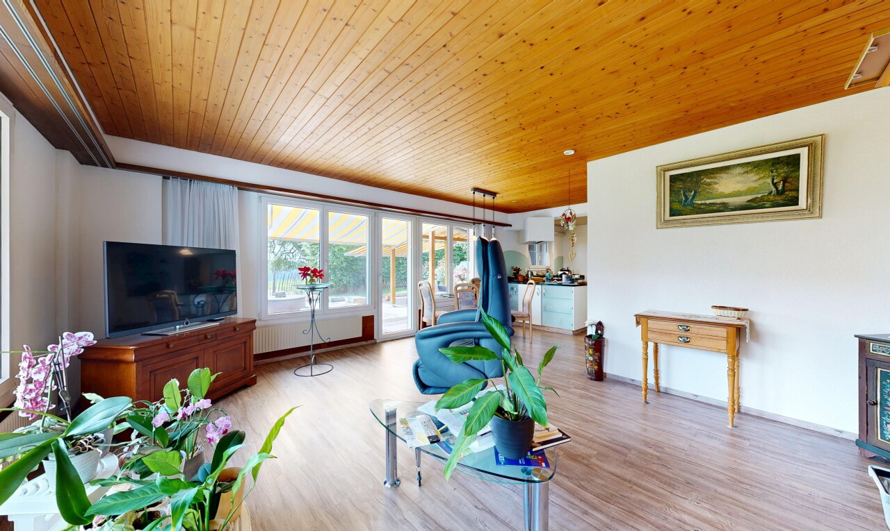wohnzimmer mit inside property, gipskartonwand, drywall, fernseher, und holzdecke