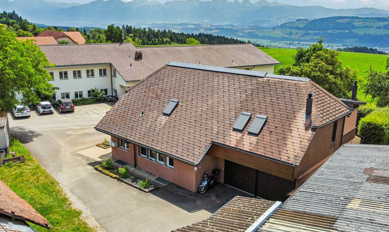 außenansicht mit mountain view, blick auf die berge, day time, drone view, und stuckverkleidung