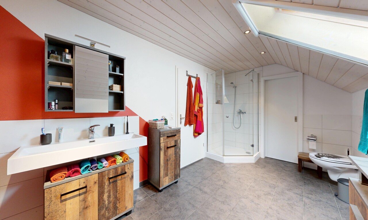 bad mit dusche, komplettes badezimmer, dachschräge, vaulted ceiling, und holzdecke