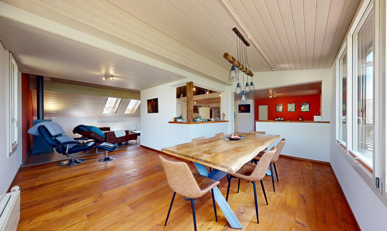 wohn- / esszimmer mit inside property, holzfußboden, wood finish floor, gipskartonwand, und drywall