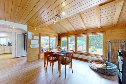 esszimmer mit holzwand, wood wall, dachschräge, vaulted ceiling, und holzdecke