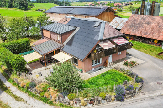 außenansicht mit zaun, property visible, solaranlage, golf course view, und golfplatzblick