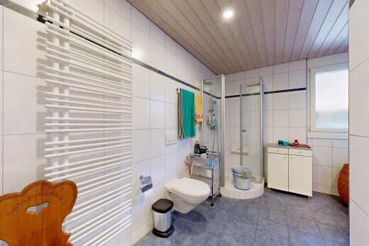 bad mit kühler, dusche, fliesenwand, tile wall, und komplettes badezimmer