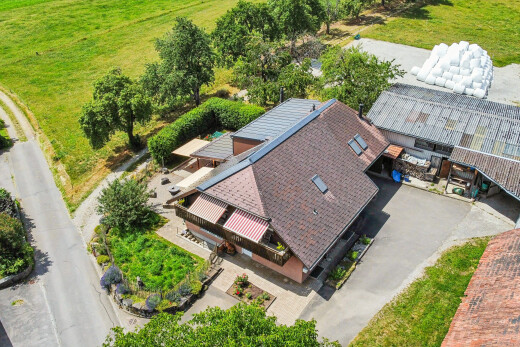 außenansicht mit property visible und schindeldach