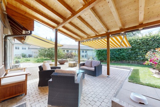 terrasse mit terrasse und wohnraum im freien