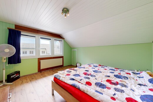zimmer / schlafzimmer mit natürliches licht, natural light, kühler, holzfußboden, und wood finish floor