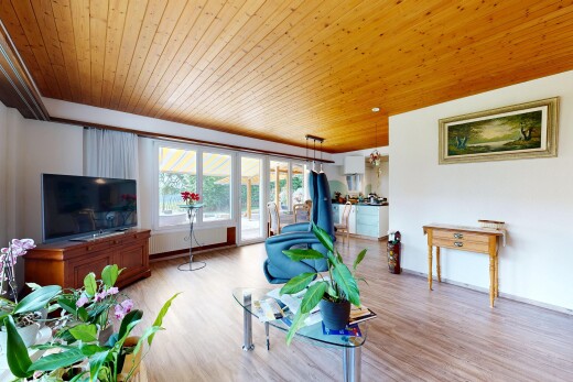 wohnzimmer mit inside property, gipskartonwand, drywall, fernseher, und holzdecke