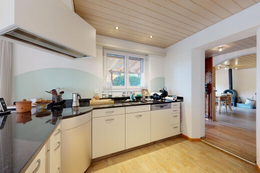 küche mit holzdecke, wood ceiling, dark countertops, holzfußboden, und wood finish floor