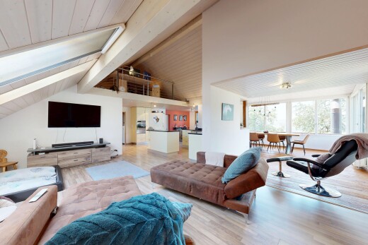 wohn- / esszimmer mit balkendecke, beamed ceiling, holzdecke, wood ceiling, und inside property