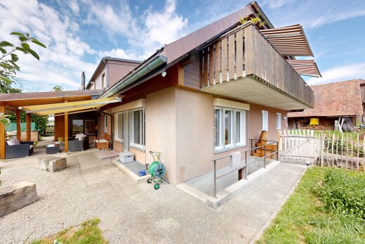 außenansicht mit stuckverkleidung, from property, day time, wohnraum im freien, und tor