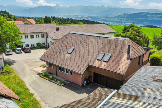 außenansicht mit mountain view, blick auf die berge, day time, drone view, und stuckverkleidung