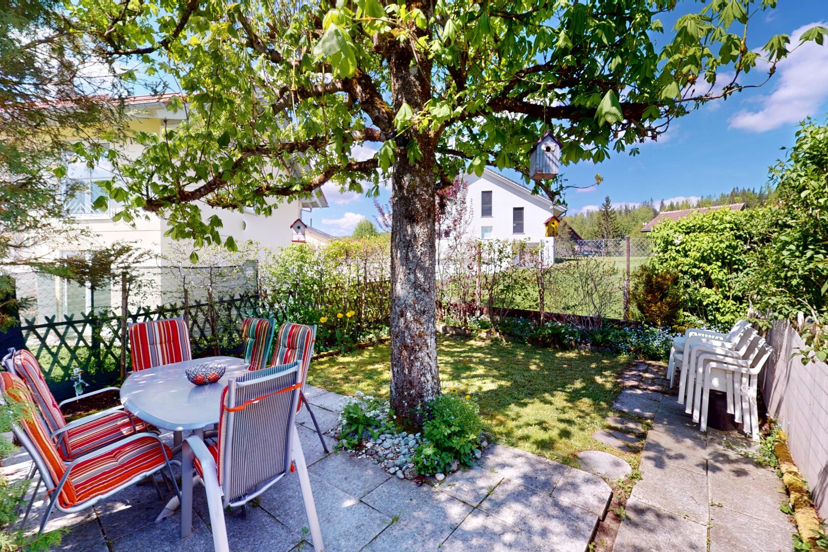 terrasse mit terrasse, zaun, essbereich im freien, day time, und from property