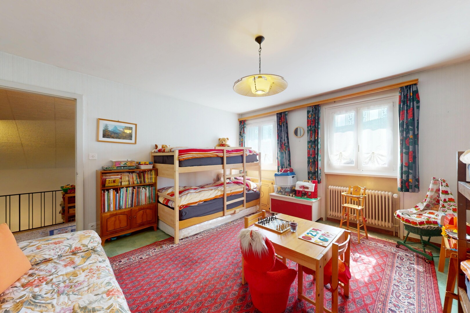 zimmer / schlafzimmer mit kühler, natürliches licht, natural light, und inside property