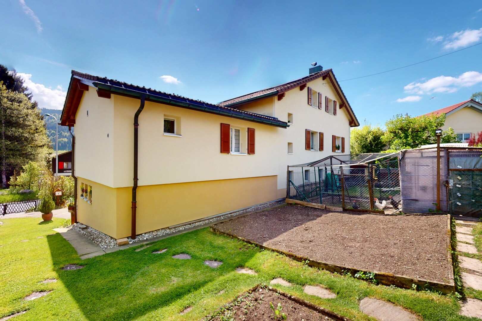 außenansicht mit property visible, day time, rasen, zaun, und stuckverkleidung