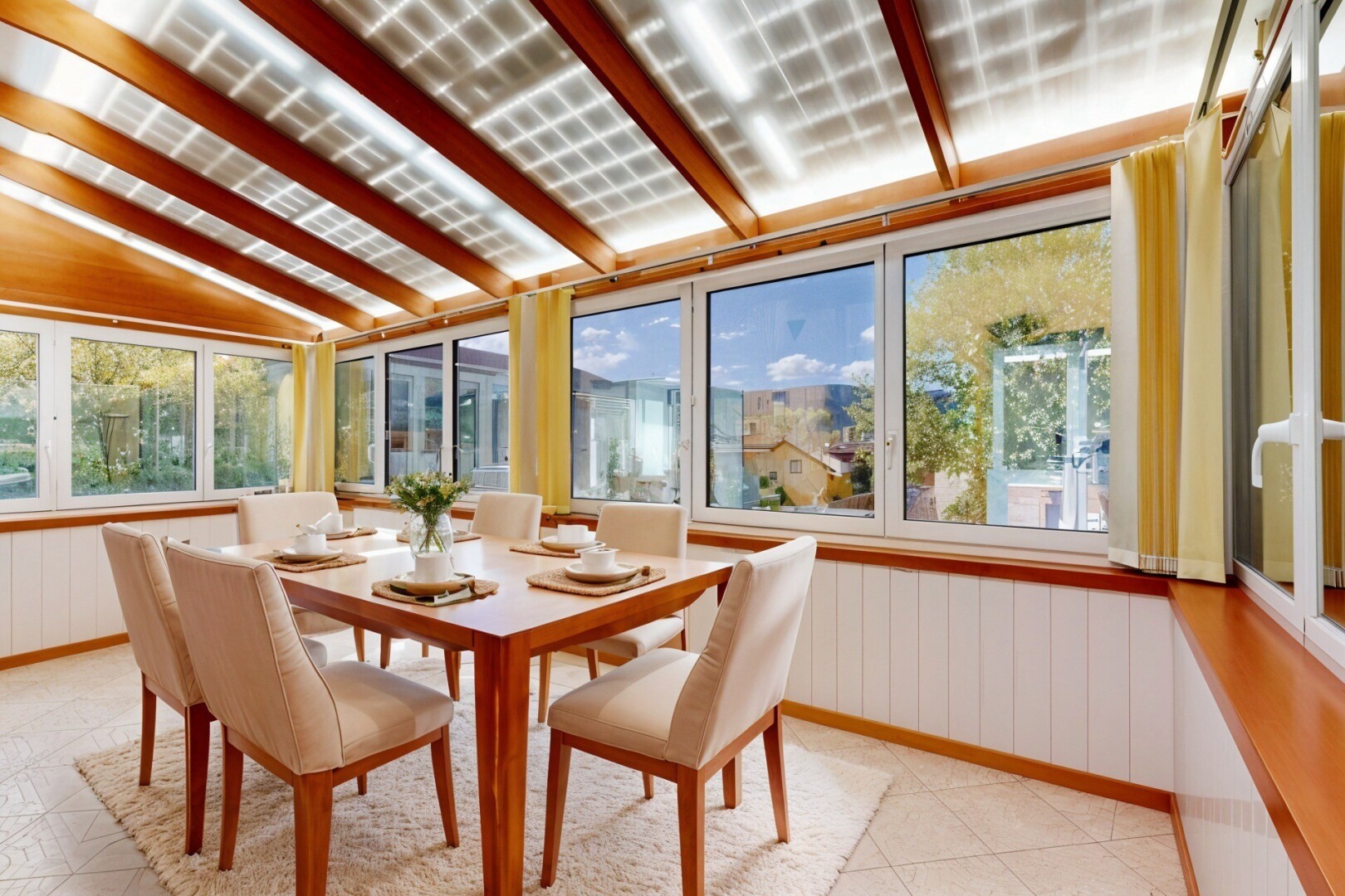 wohn- / esszimmer mit inside property, dachschräge, vaulted ceiling, wintergarten, und natürliches licht
