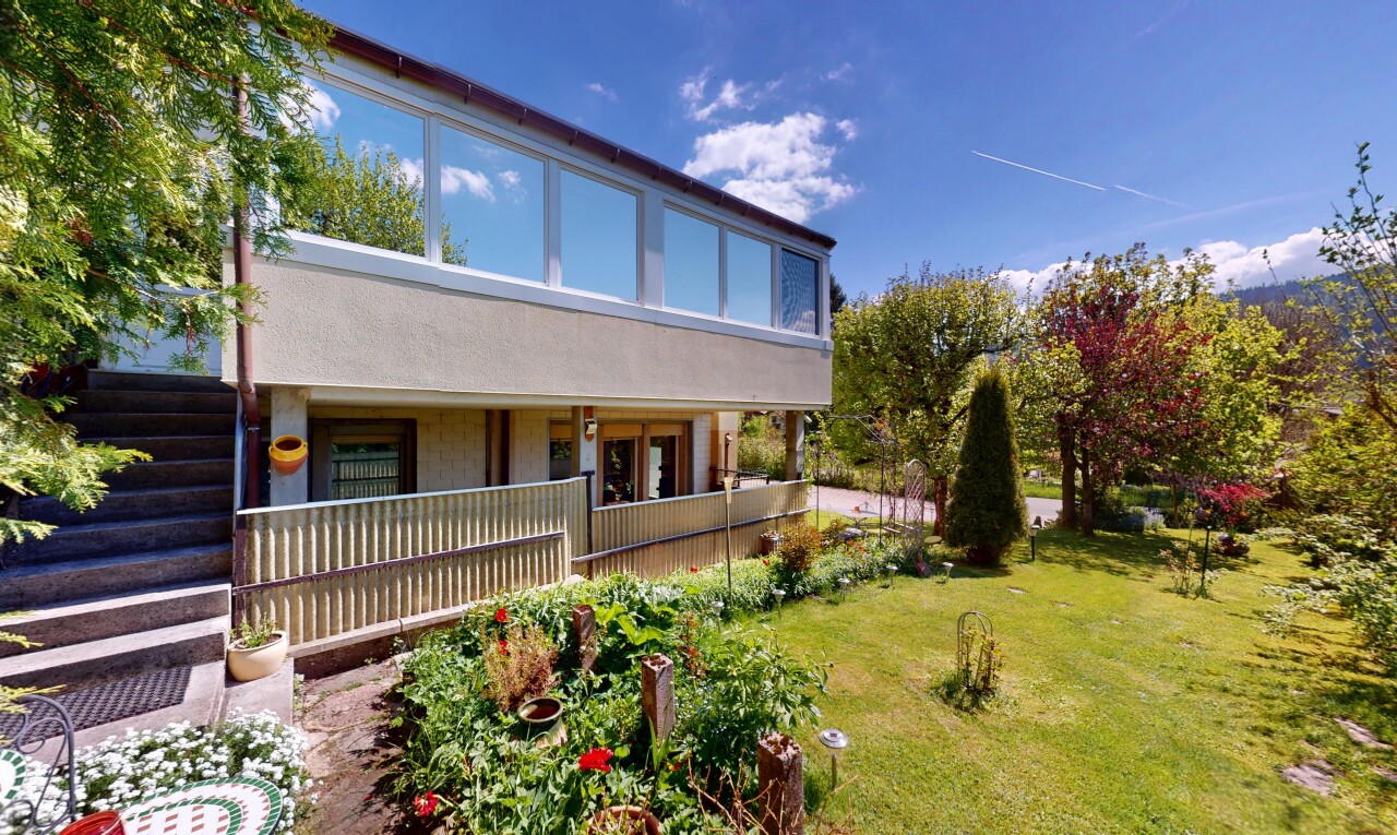 außenansicht mit property visible, rasen, day time, und veranda