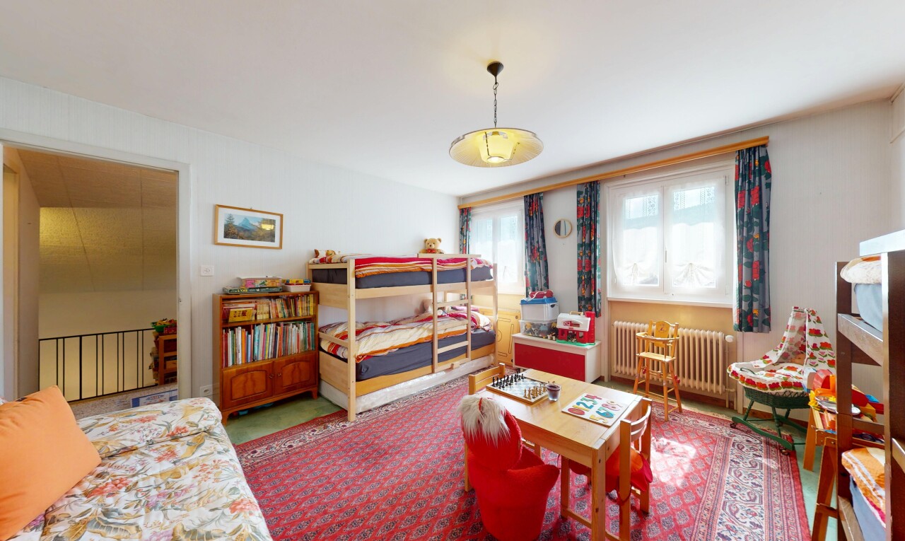 zimmer / schlafzimmer mit kühler, natürliches licht, natural light, und inside property