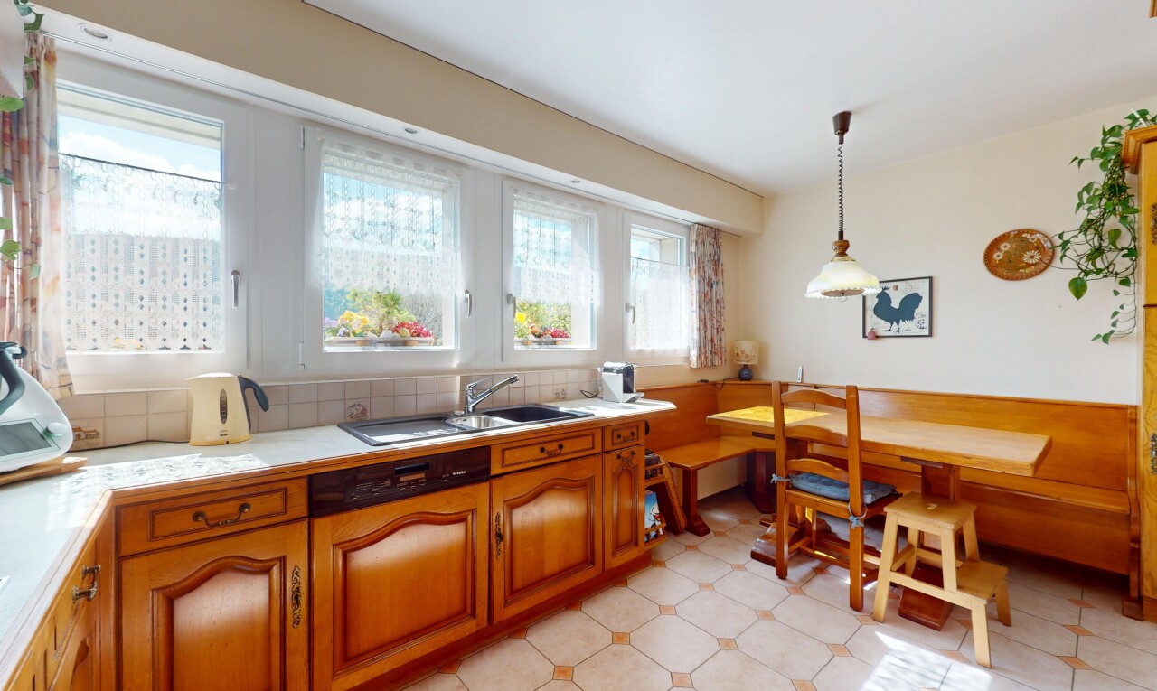 küche mit natural light, natürliches licht, arbeitsplatten, bogenförmige schränke, und inside property
