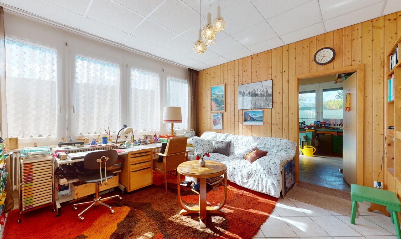 büro mit holzwand, wood wall, natürliches licht, natural light, und inside property