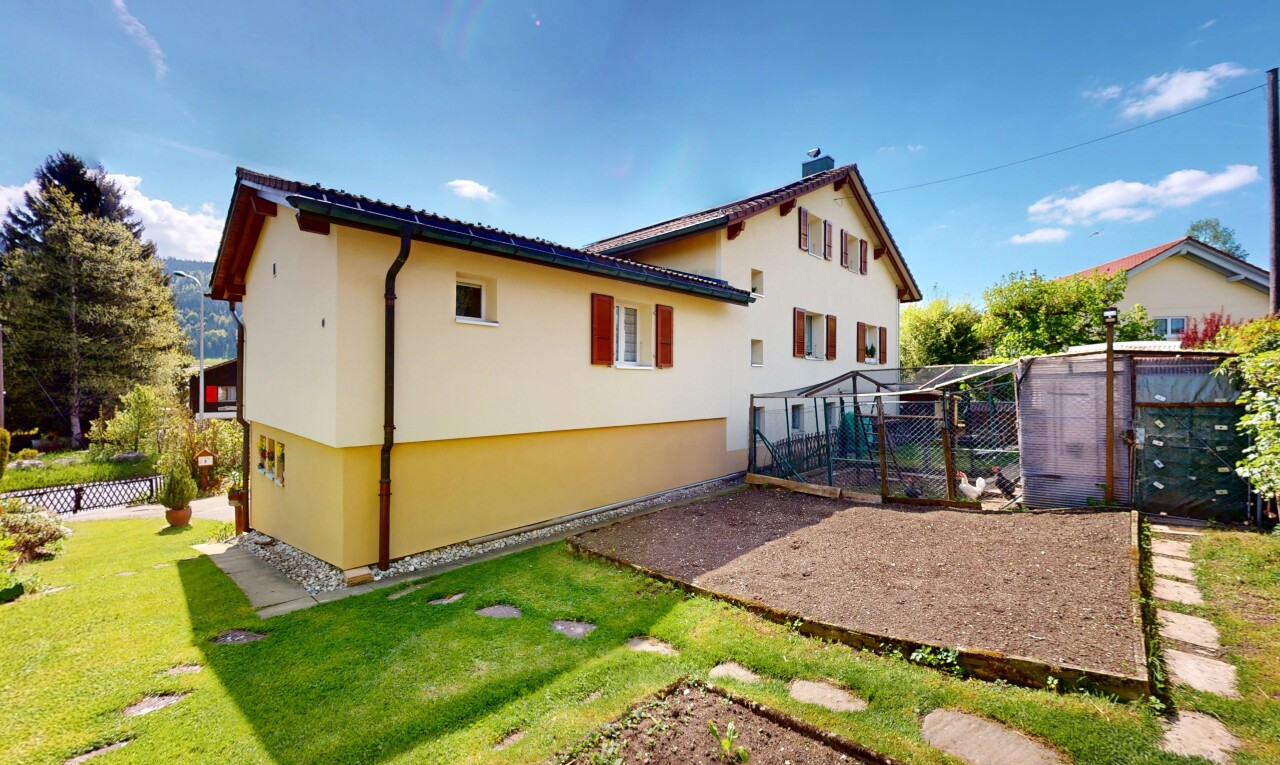 außenansicht mit property visible, day time, rasen, zaun, und stuckverkleidung