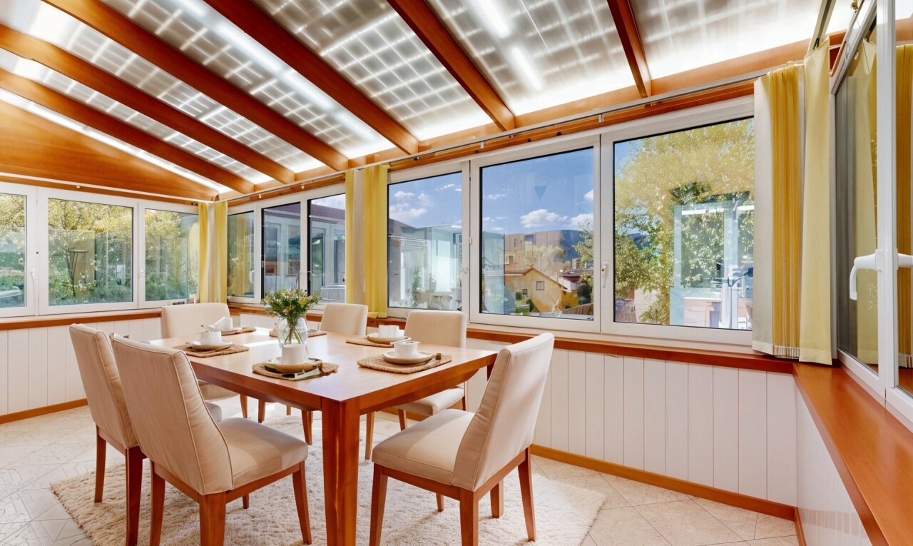 wohn- / esszimmer mit inside property, dachschräge, vaulted ceiling, wintergarten, und natürliches licht