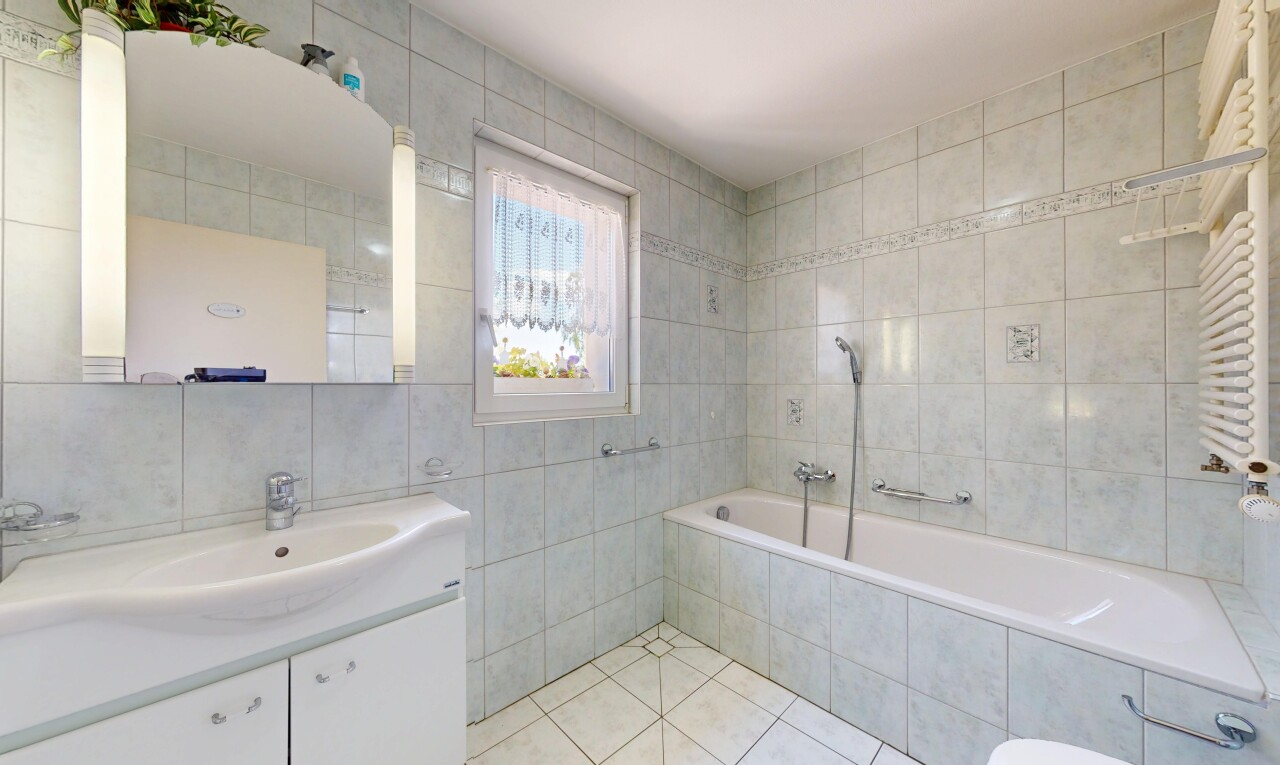 bad mit tile wall, fliesenwand, waschbecken, tile tub, und inside property
