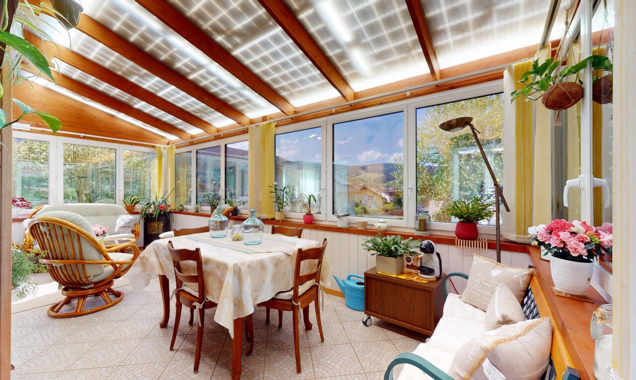 wohn- / esszimmer mit inside property, dachschräge, vaulted ceiling, wintergarten, und natürliches licht