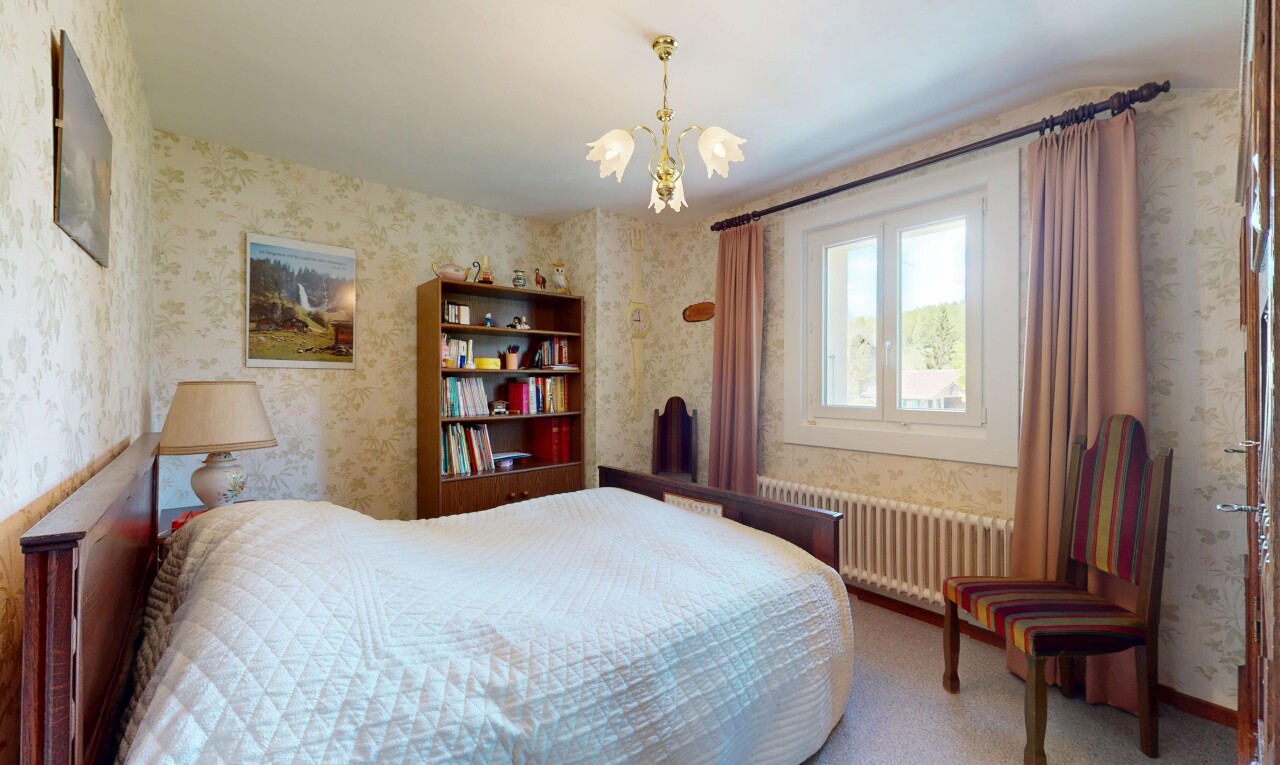 zimmer / schlafzimmer mit kühler, wallpaper wall, tapetenwand, bemerkenswerter kronleuchter, und inside property