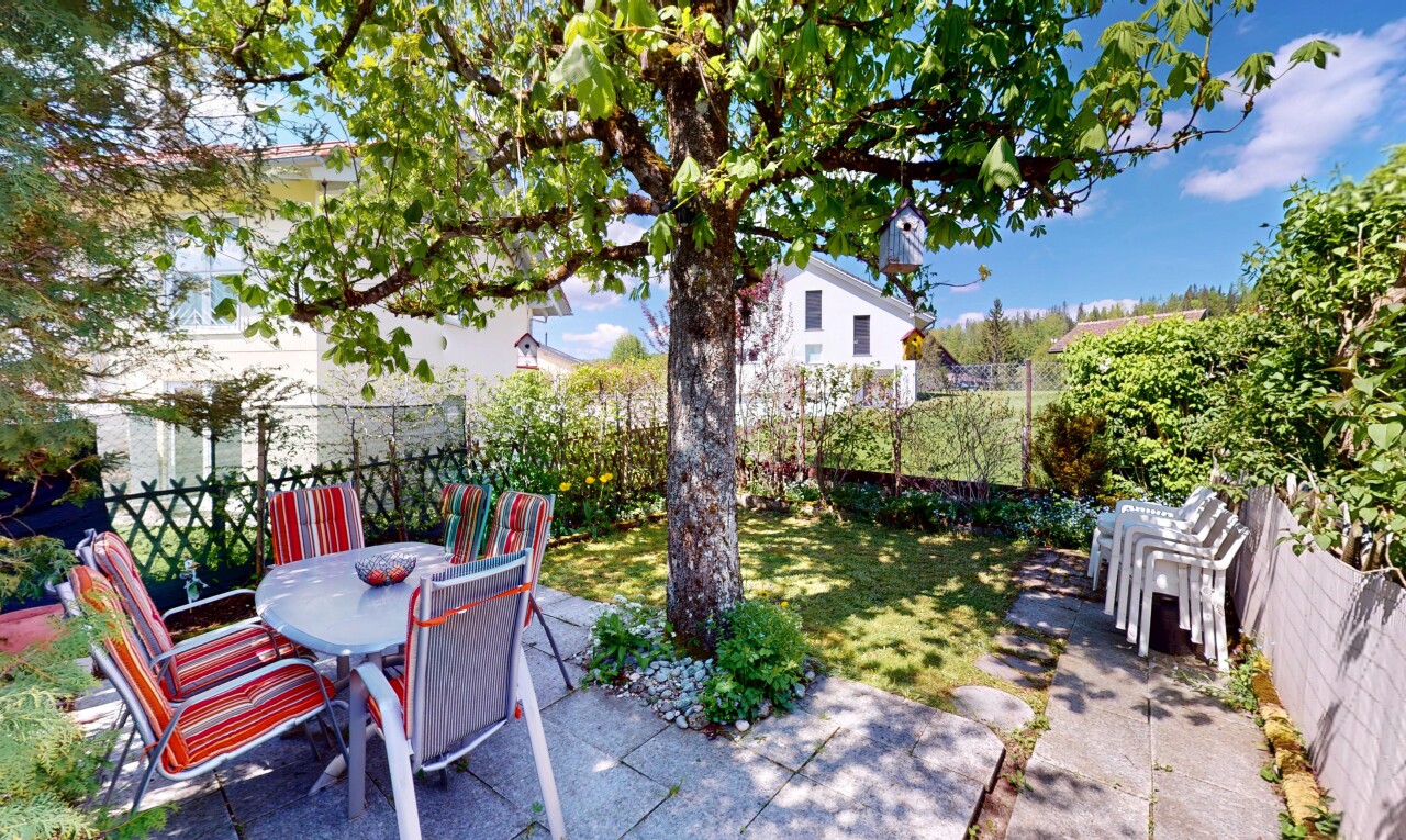 terrasse mit terrasse, zaun, essbereich im freien, day time, und from property