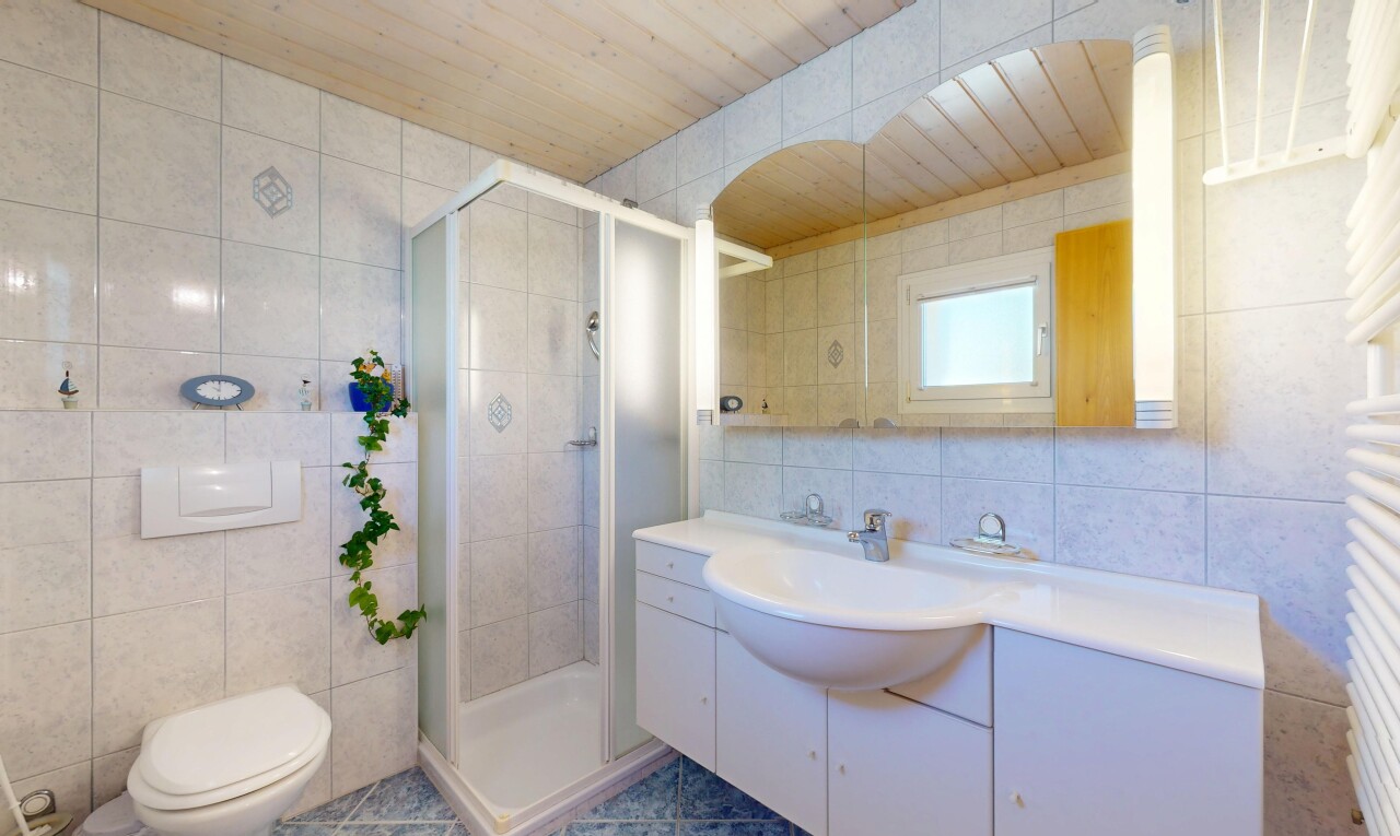bad mit tile wall, fliesenwand, waschbecken, dusche, und inside property